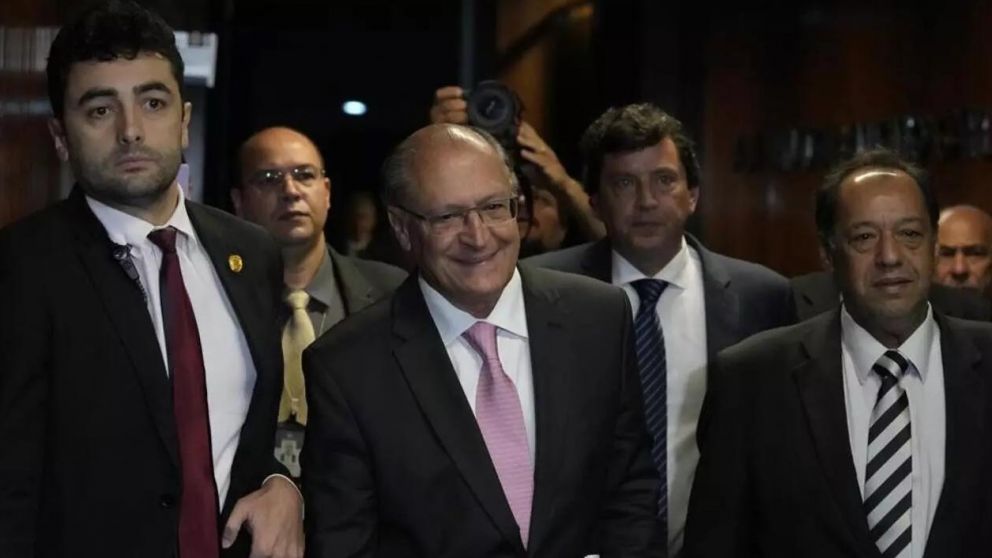 Geraldo Alckmin sonríe al arribar a la capital brasileña para dar comienzo a la transición