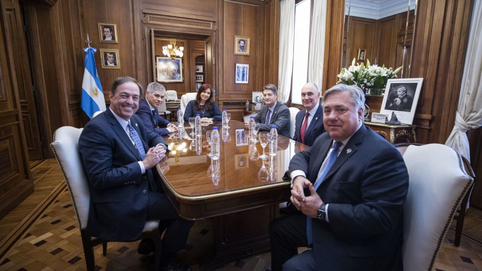 Cristina junto al presidente de YPF