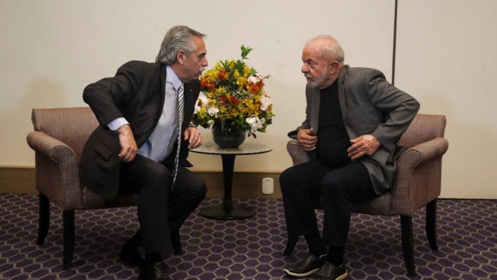 Alberto viajo a felicitar a Lula, quien prometió que su primera viaja al exterior será Argentina