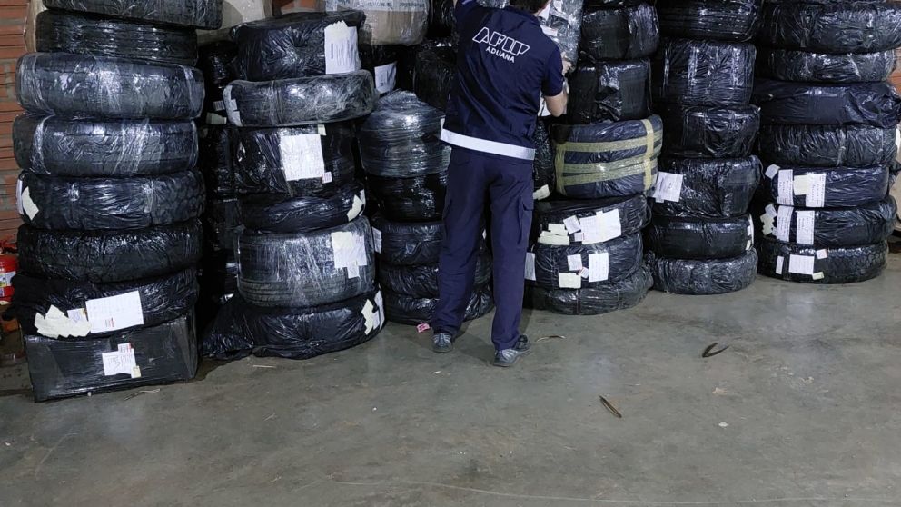 Detienen neumáticos de contrabando