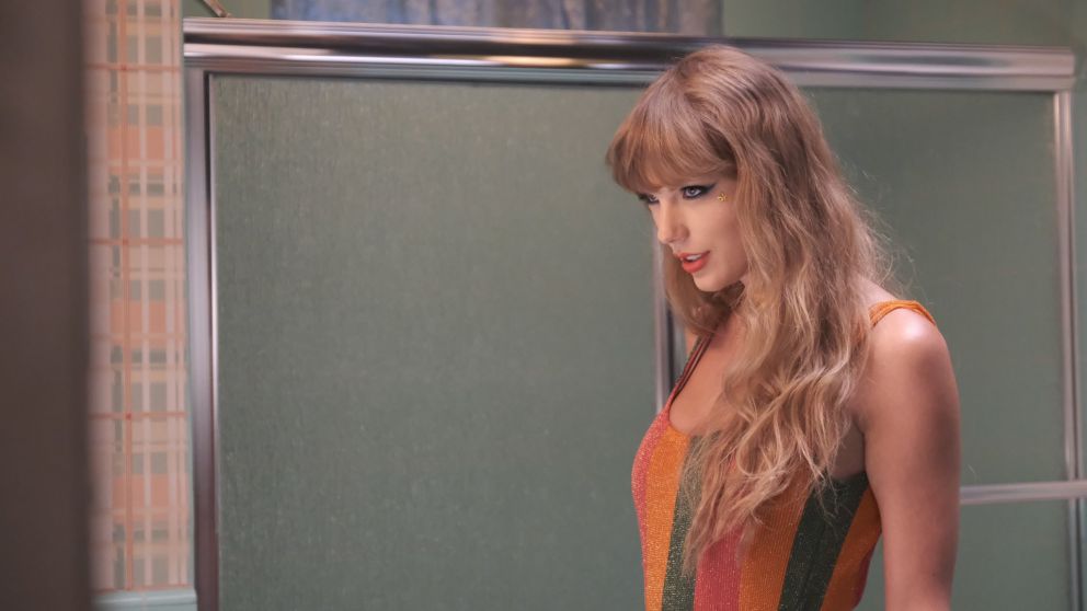 Taylor Swift en el video de "Anti-Hero", que escribió y dirigió