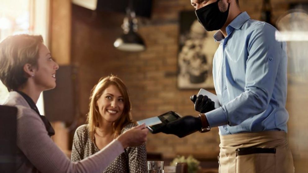 El uso de tarjetas en restaurantes, compra de autopartes y motos creció más de 50% anual