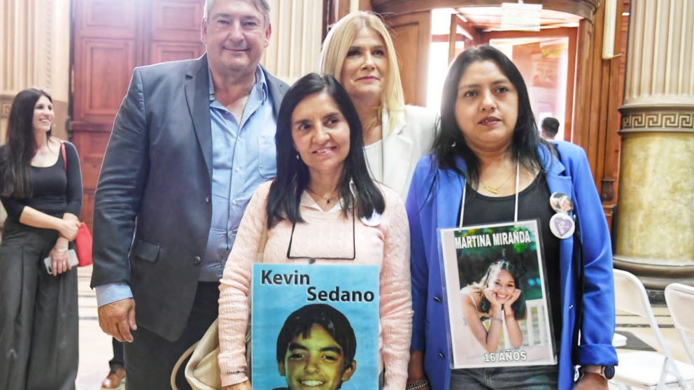 La vicegobernador, con familiares de víctimas