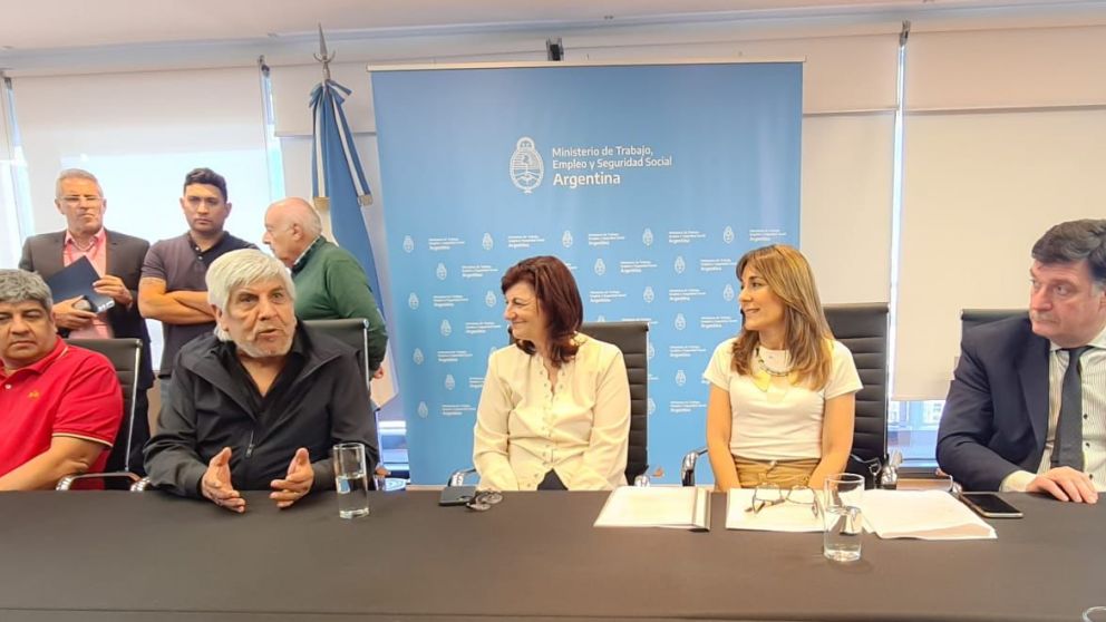 Camioneros cerró un acuerdo salarial de 107% más un bono de 100.000 pesos