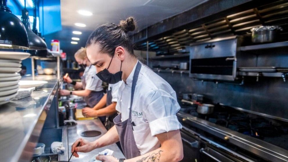 El gasto de los consumidores mejoró por el aumento del gasto en servicios