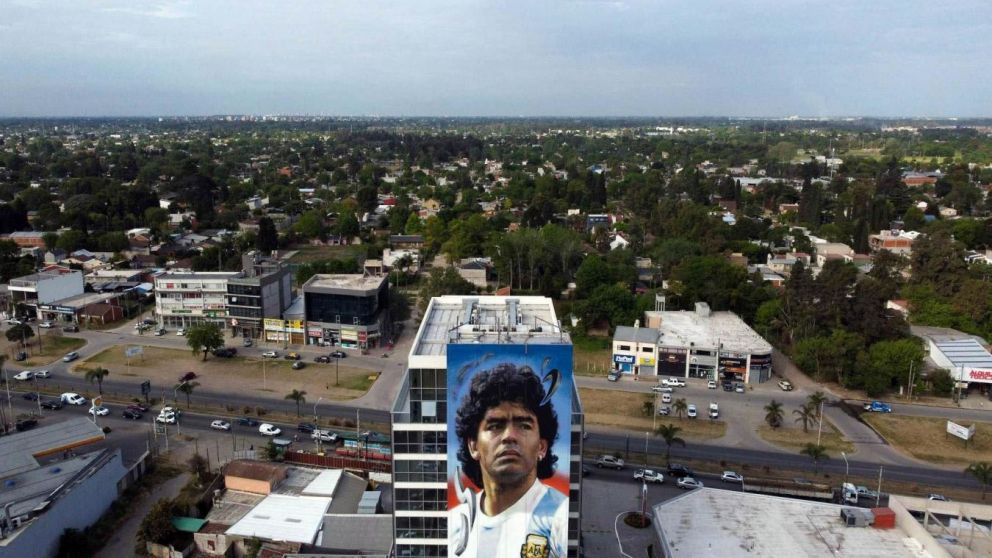 El "Pelusa" cumpliría 62 años este domingo. Así se verá el mural más alto