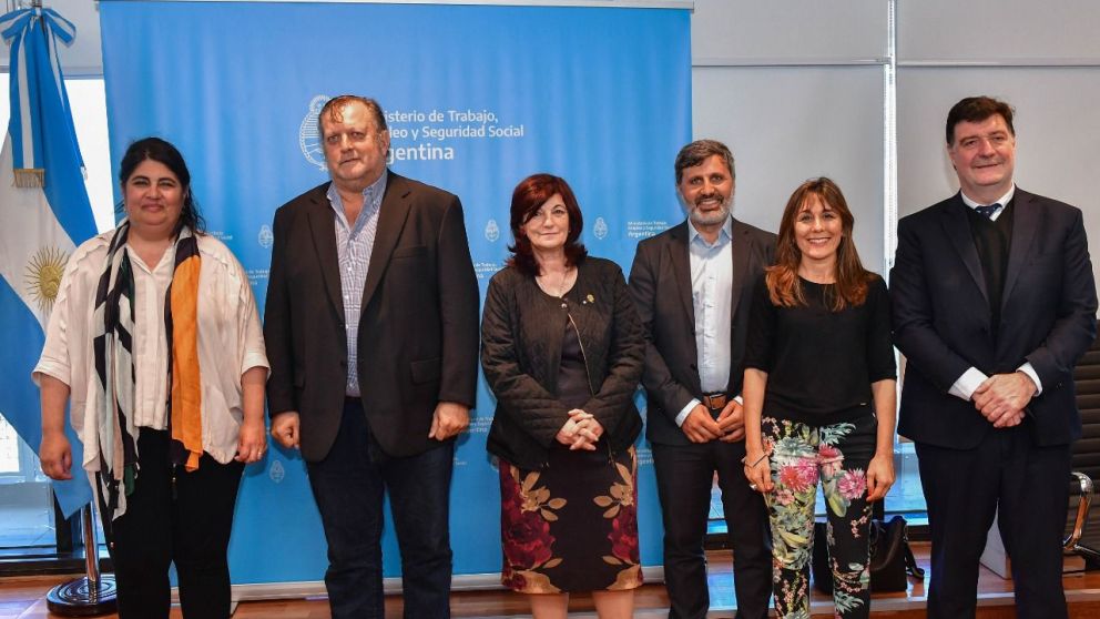 Biró junto a funcionarios y funcionarias nacionales en la firma de un convenio