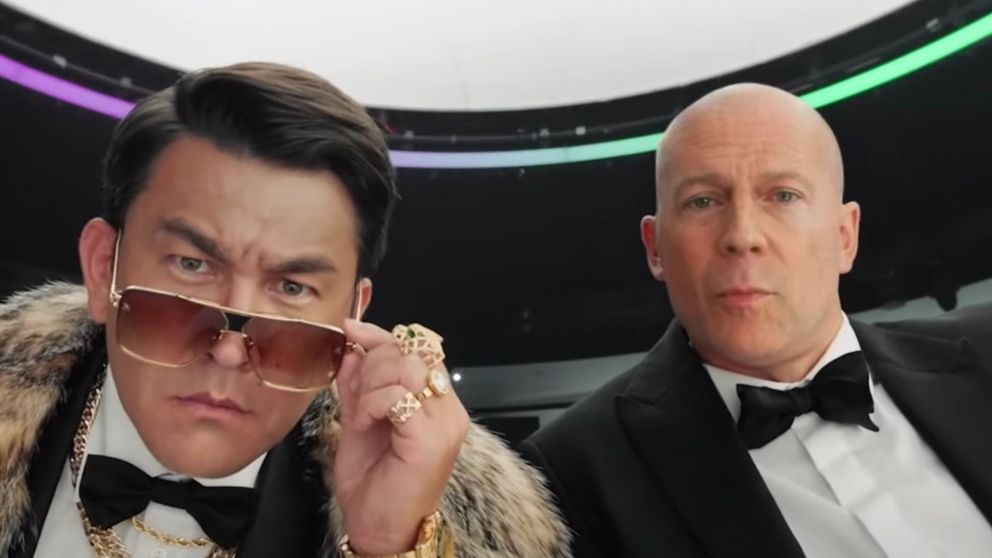 Un Bruce Willis creado por computadora ayuda a desactivar una bomba en una publicidad rusa