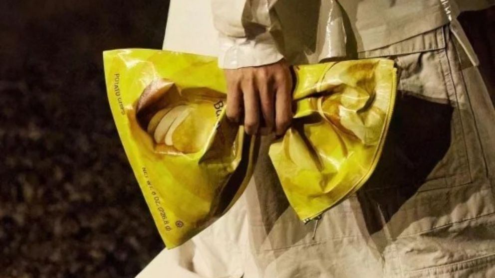 Balenciaga hace alianza creativa con la famosa marca de papas fritas