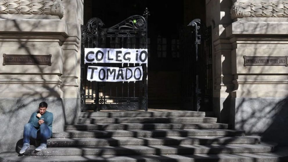 Toma de escuelas: alumnos del Colegio Nacional Buenos Aires reclaman la salida de la rectora