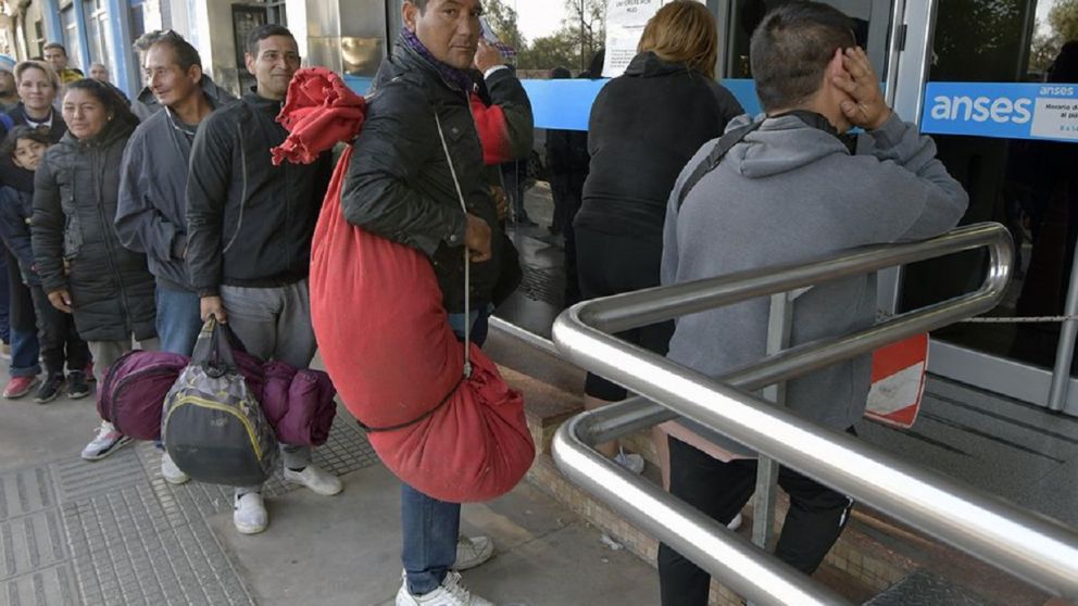 Un hombre con su frazada, tras pasar la noche en la calle. Foto: Los Andes