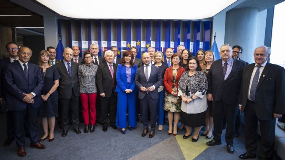 La vicepresidenta fue invitada por el embajador de la UE en Argentina