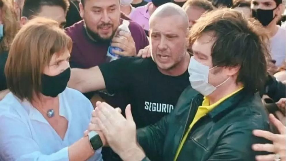 Hernán Carrol oficiando de seguridad en el acto de Javier Milei del 27 de febrero de 2021