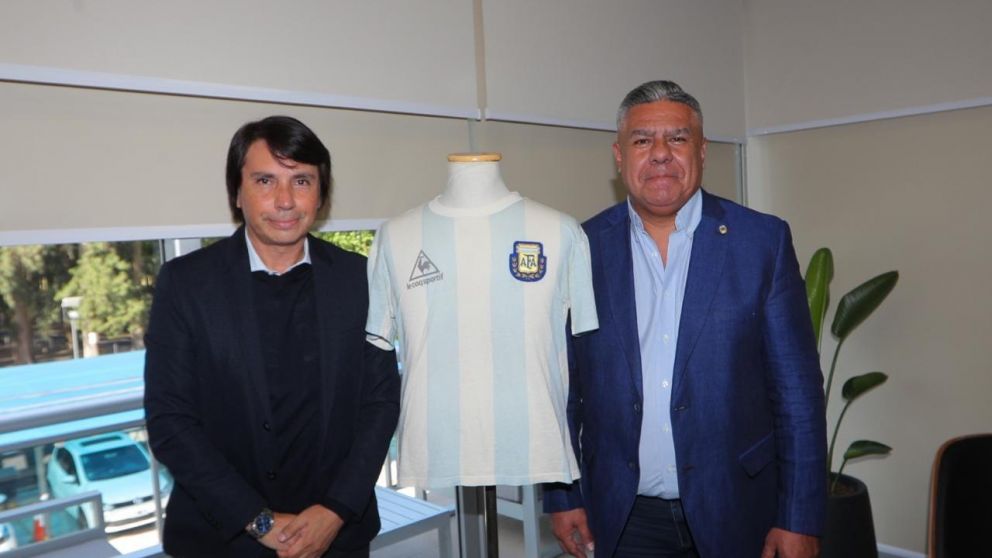 Claudio Tapia recibió la camiseta con la que Diego conquistó la Copa del Mundo en 1986