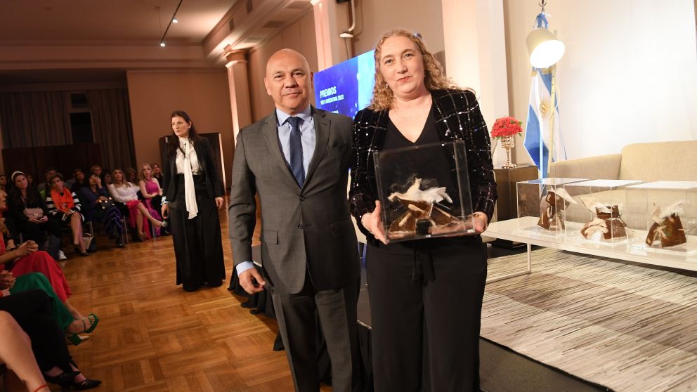 El Presidente del Grupo Olmos, el contador Raúl Olmos, entregó el premio a la empresaria del año