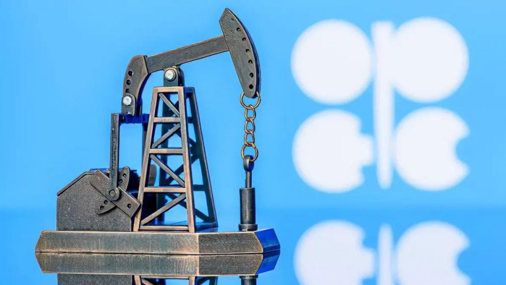 La OPEP y sus aliados (OPEP+) anunciaron un recorte de producción de dos millones de barriles por día.