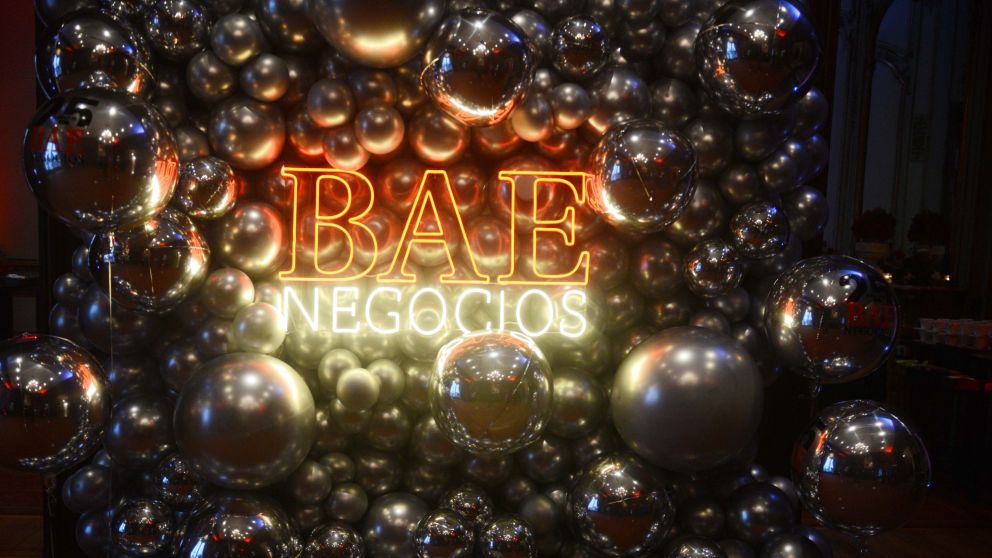 Funcionarios, economistas y empresarios en la celebración de los 25 años de BAE Negocios