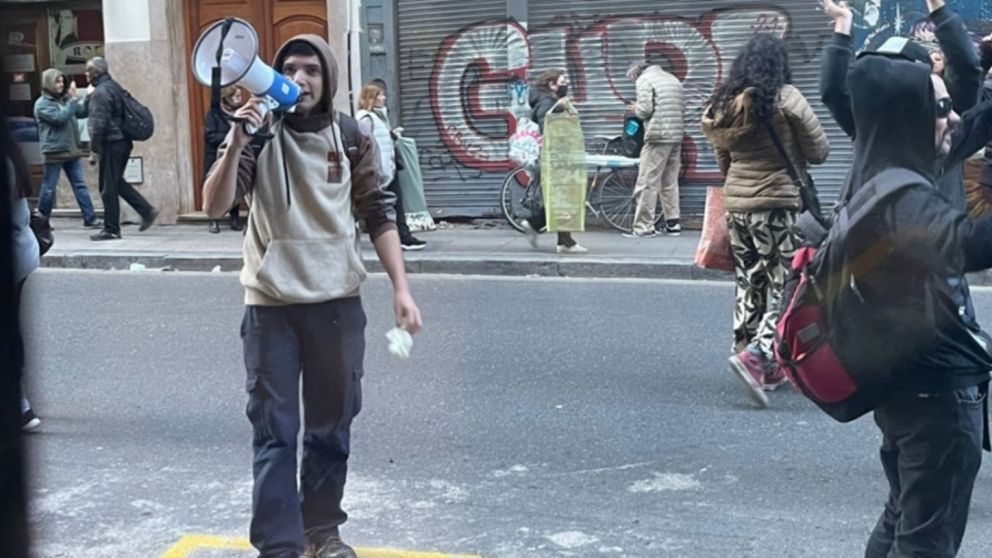 Jonathan Morel, en la manifestación afuera del Instituto Patria en julio