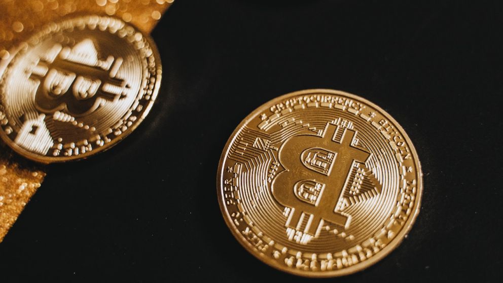 Mercado cripto retrocediendo en dólares pero subiendo en pesos por tipos de cambio