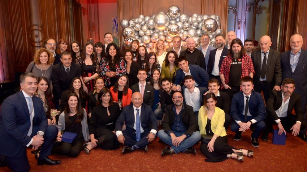 BAE Negocios celebró sus 25 años con todo su equipo, el presidente del Grupo, el contador Raúl Olmos y el vicepresidente, el doctor Marcelo Carbone