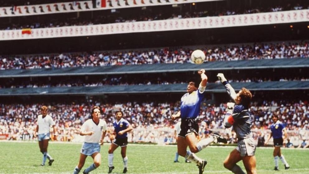 Rematan la pelota del gol que hizo historia en el mundo del fútbol