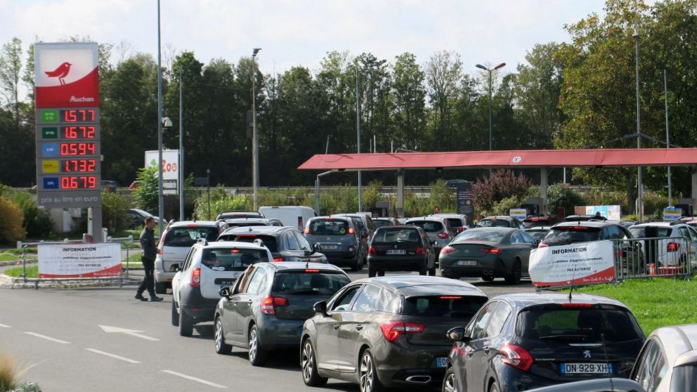 Colas de varios kil�metros para cargar combustible en Francia