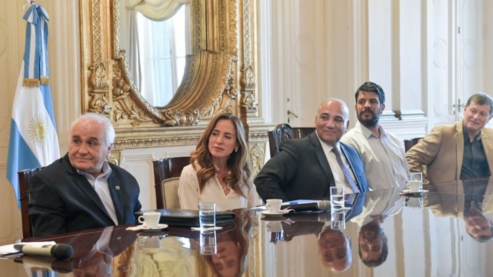 Junto a Victoria Tolosa Paz, Manzur recibió a una veintena de intendentes cordobeses