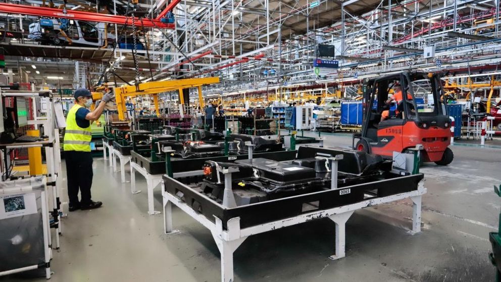 El sector manufacturero retrocedió y empujó al resto de la economía