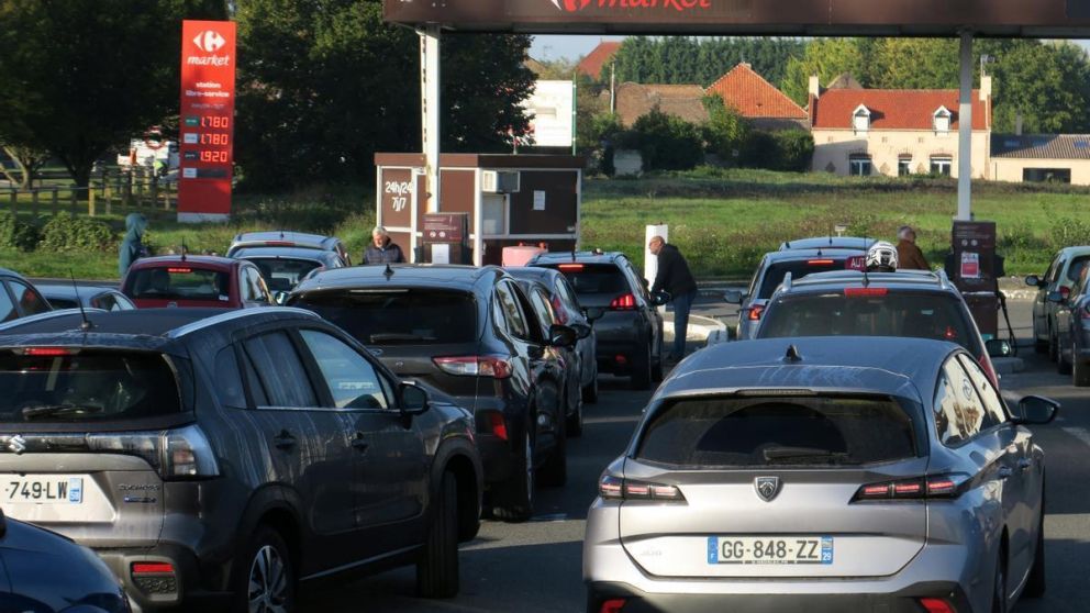 Gobierno francés ordena reabrir dos refinerías de petróleo