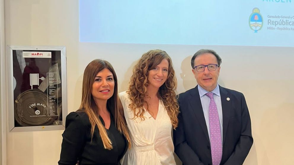 Mariana Taglioretti junto a la doctora Lina Anllo y el embajador en Italia Roberto Carlés