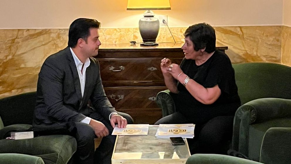 Eladia Weber en una de las reuniones individuales con un empresario italiano