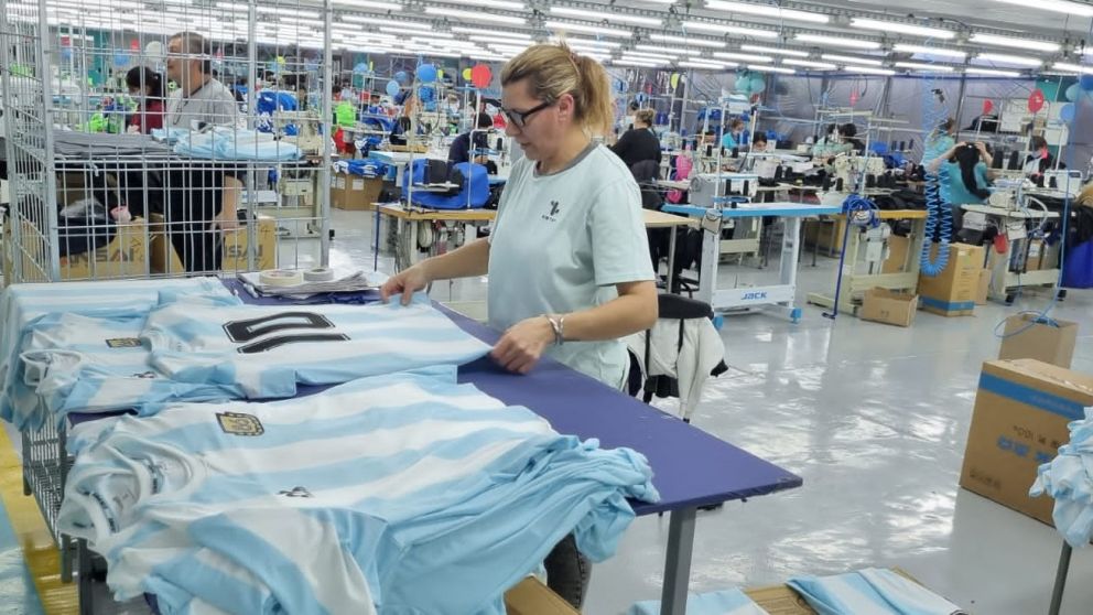 En el Parque Industrial de La Rioja se fabrica la réplica de la camiseta 10 que usó Diego Maradona en el Mundial México '86