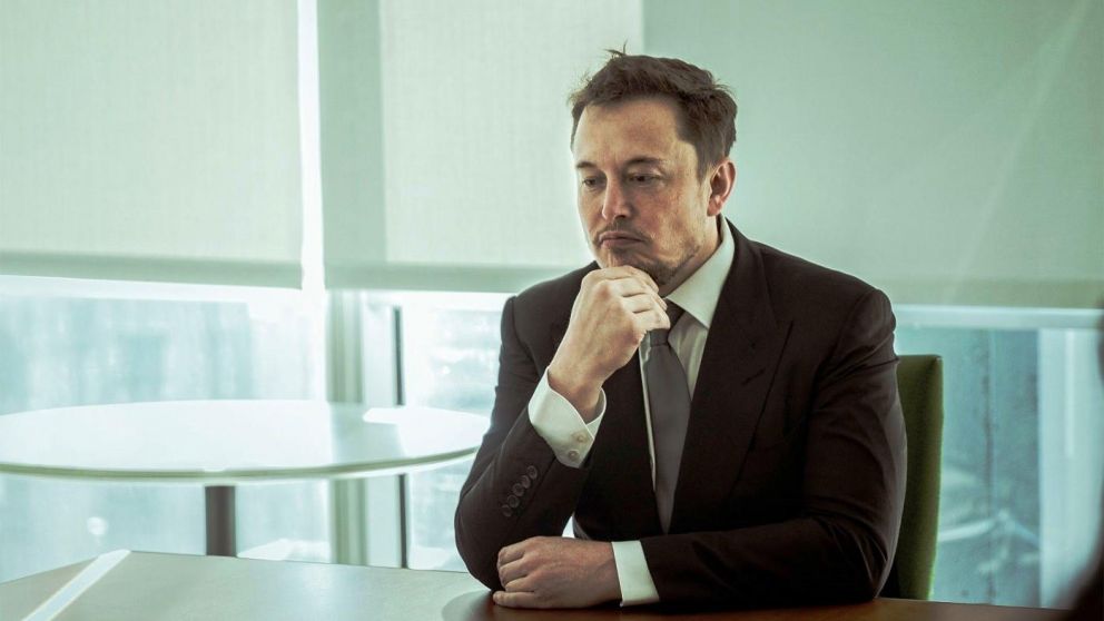 Elon Musk afronta múltiples demandas por su sistema de conducción "autónomo". (The New York Times)