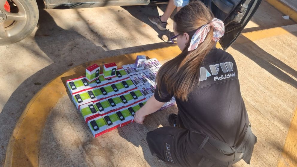 La Aduana descubrió un doble fondo con 43 celulares en un auto que venía de Paraguay