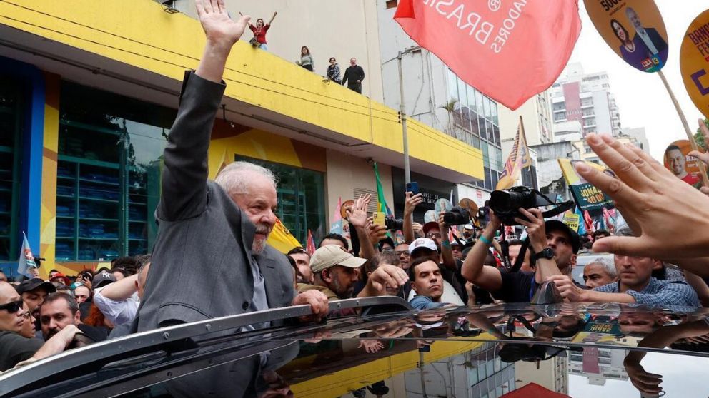 Lula, al salir del centro de votación en donde emitió su sufragio ayer por la mañana