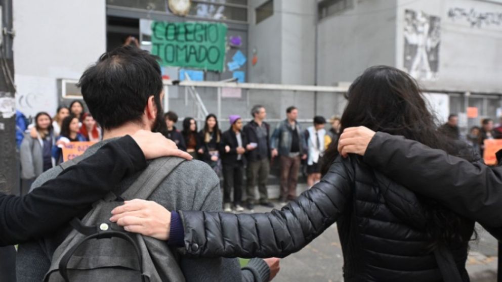 Continúa la protesta estudiantil en 20 colegios, con tomas, pernoctes y abrazos simbólicos