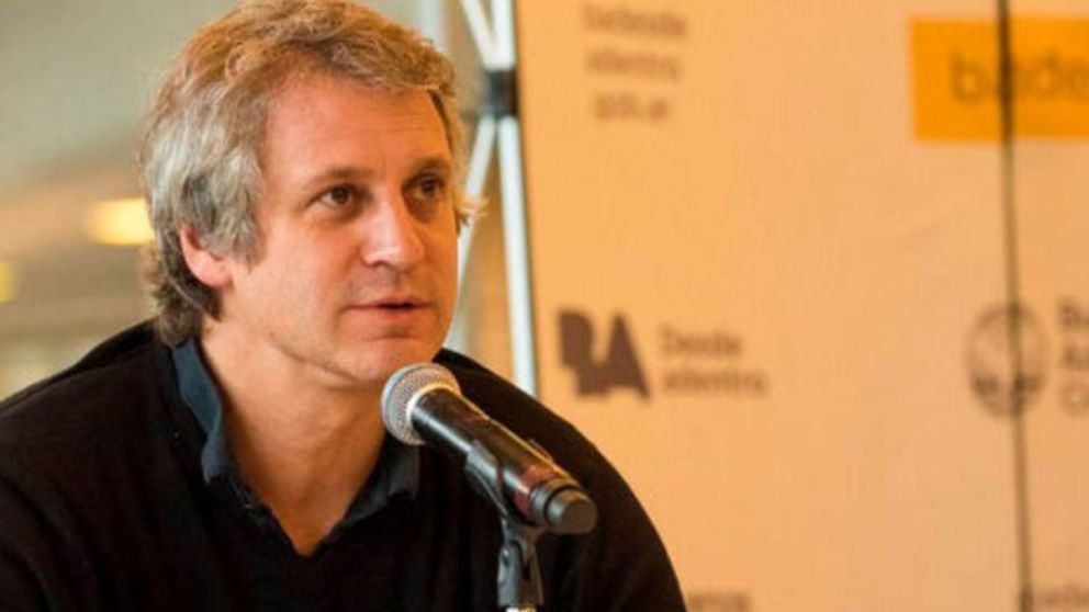 Comenzó a trabajar desde el 2011 como asesor de Horacio Rodríguez Larreta y es Jefe de Gabinete desde el 2015