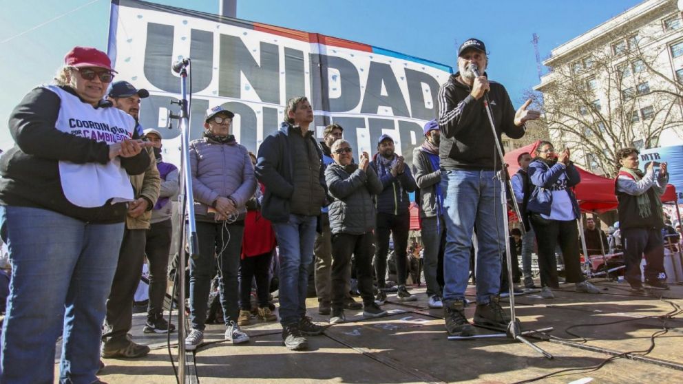 La Unidad Piquetera levantó el acampe y anunció cortes de rutas y accesos para la semana próxima.