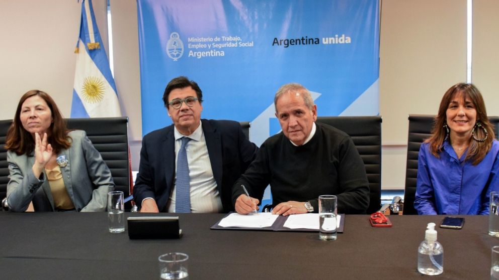El acuerdo fue rubricado en el ministerio de Trabajo