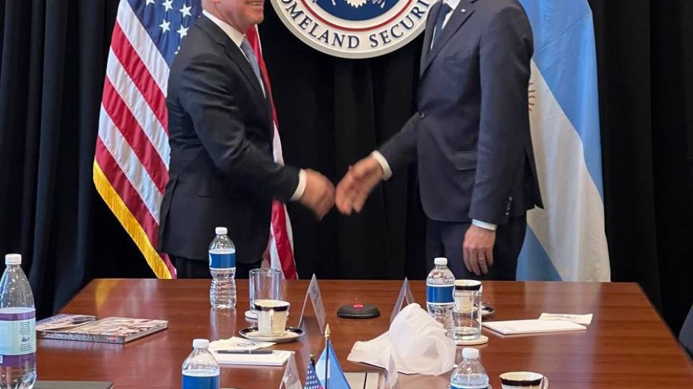 El titular del Departamento de Seguridad de Estados Unidos puso a disposición logística y recursos para colaborar con la investigación del atentado contra Cristina Kirchner