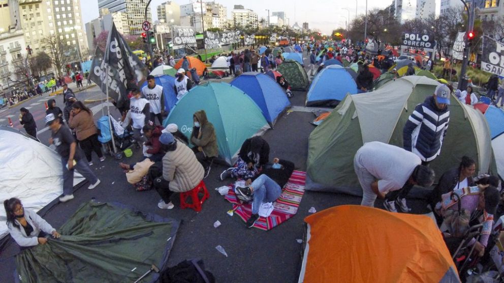 La Unidad Piquetera resolvió acampar hasta mañana ante la falta de respuestas del Gobierno a sus demandas.