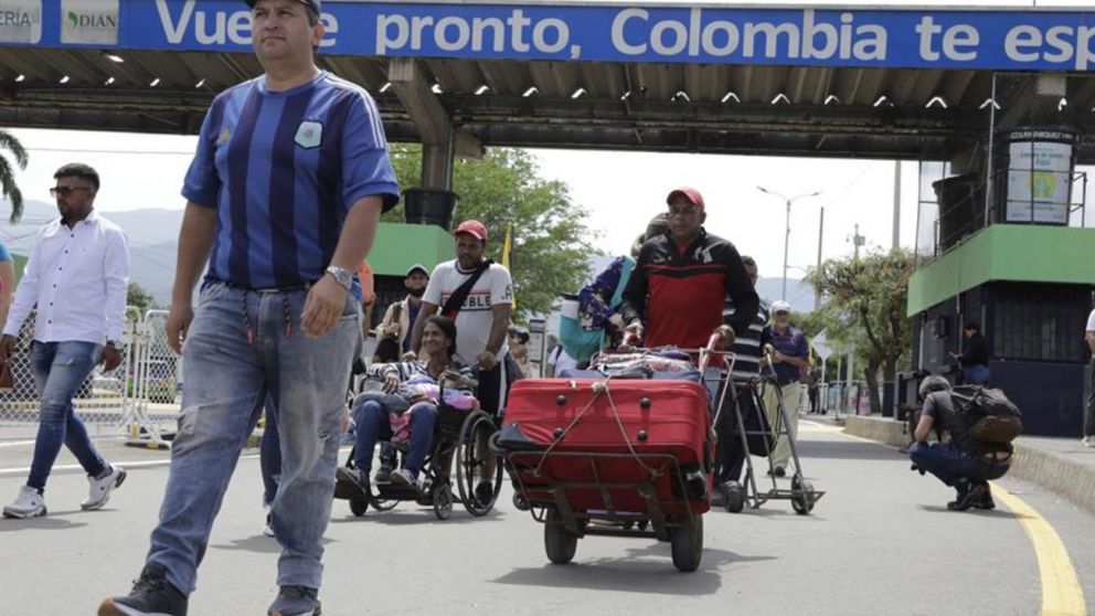 Colombianos y venezolanos ya usan el paso fronterizo reabierto