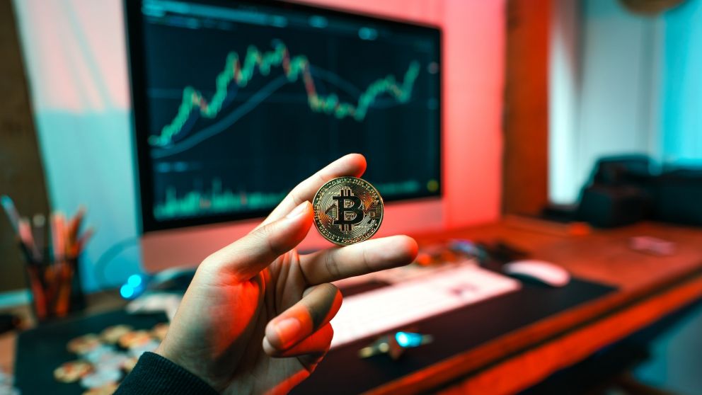 Bitcoin inicia semana aguantando en la zona de los 19 mil con una baja en el volumen comercializado