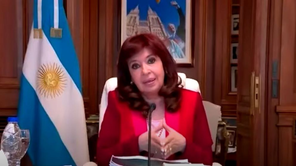 Kirchner felicitó a sus abogados por "el ejercicio profesional de la defensa"