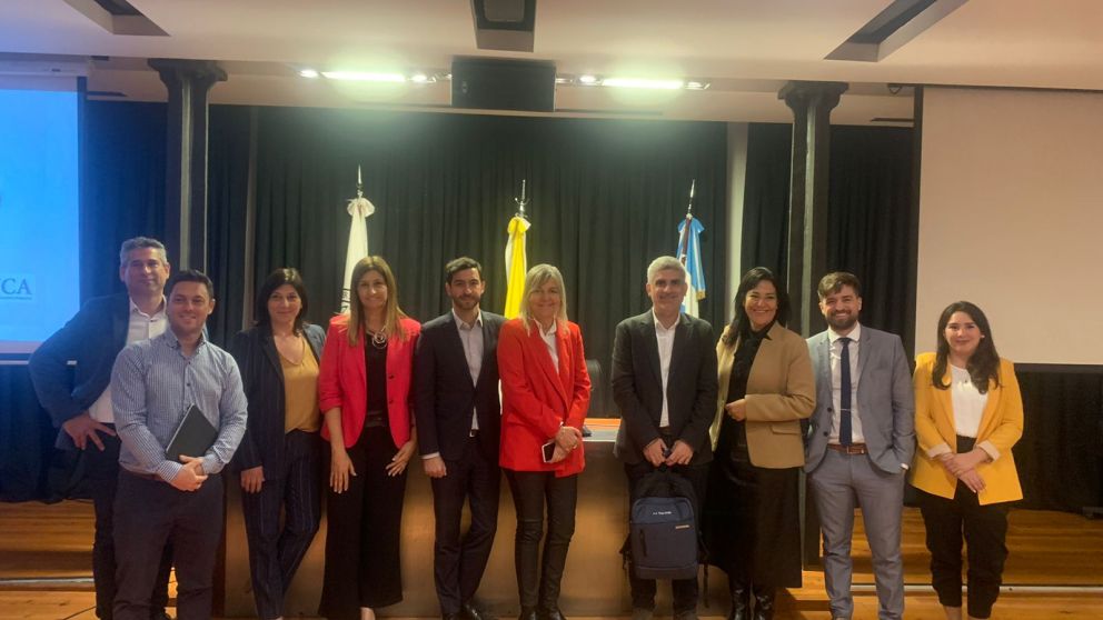 Panelistas, moderadores y autoridades, en el salón de la UCA: Damián Nabot, Ángel Sotera, Gabriela Granata, Paula Moreno, Diego Campal, Alejandra Martínez, Martín Rodriguez Yebra, Silvina Heguy, Esteban Campanela y Soledad Arréguez