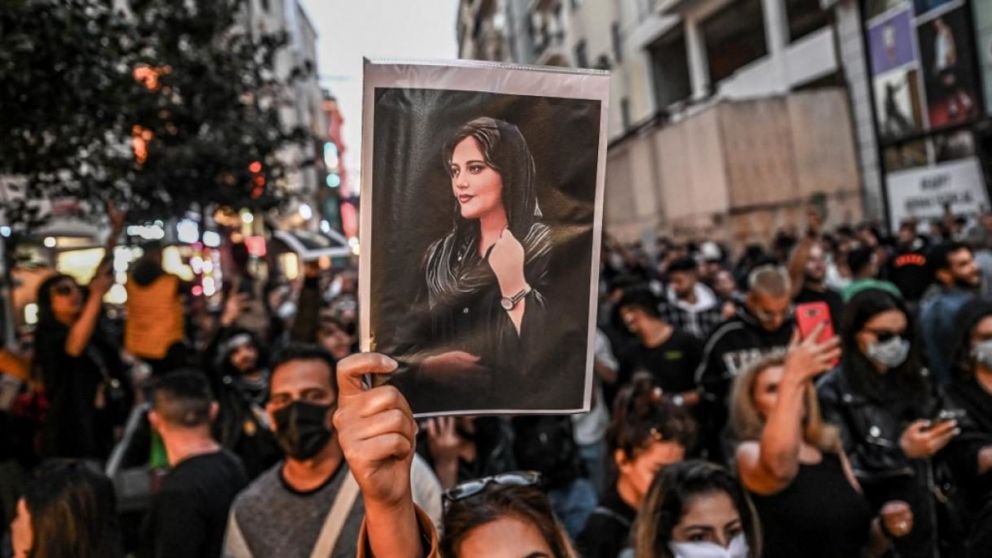 Mahsa Amini: miles de mujeres y hombres invaden las calles en protesta por su muerte