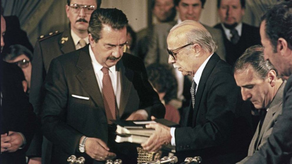 Ernesto Sábato le entrega el informe "Nunca Más" a Raúl Alfonsín en 1984.