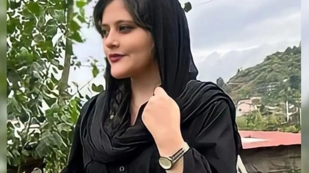 Mahsa Amini, de 22 años, murió tras ser detenida por llevar mal puesto su hiyab