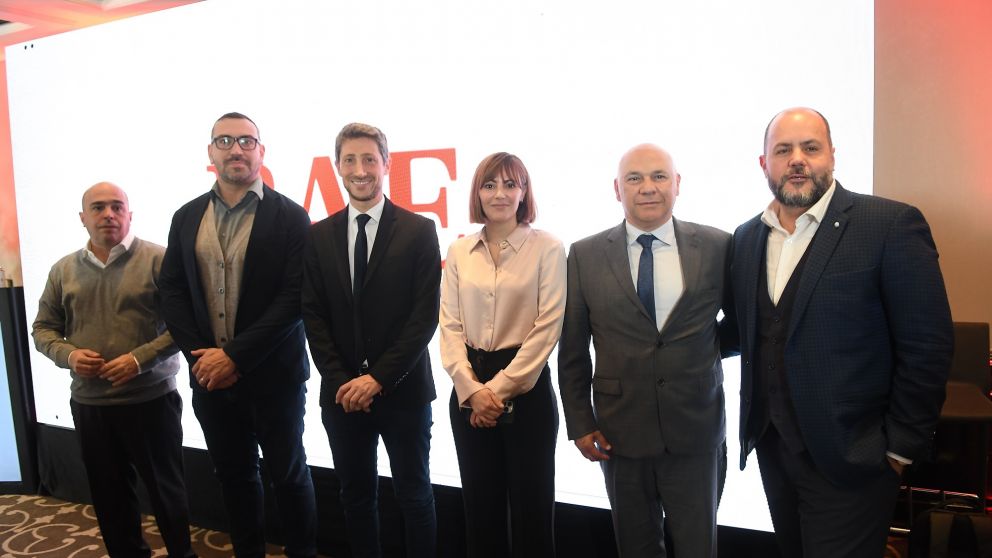El consultor Nicolás Arceo; Victor Delbuono, de Fundar; el economista Hernán Lechter, de YPF; la secretaría de Minería, Fernanda Ávila; ell presidente y CEO del holding, contador Raúl Olmos y el director de Genneia, Gustavo Castagnino