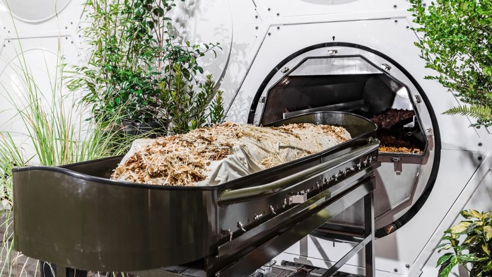 El compostaje humano es un poco menos costoso que un funeral en un ataúd, pero más costoso que una cremación